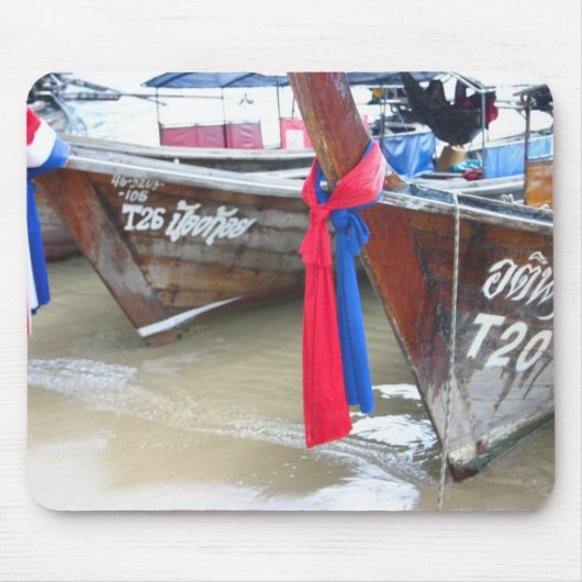 Bot op de strand | Phi Phi-eilanden, Thailand Muismat (Voorkant)