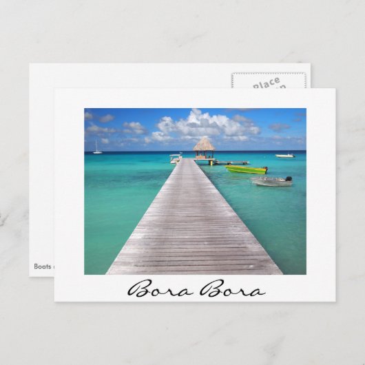 Bot op een steiger in het witte briefkaart Bora Bo (Voorkant / Achterkant)
