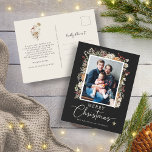 Botanical Photo Christmas Postcard Feestdagenkaart<br><div class="desc">Ons Botanische Photo Christmas Briefkaart van het Black Boho Botanical Christmas Holiday Kaart Collectie is ideaal om uw feestvreugde te delen. Met een verticale lay-out voor één bepaalde foto en tekst op de achterkant voor een persoonlijke boodschap combineert deze kaart elegantie en feestelijkheid. Voeg uw persoonlijke touch toe door een...</div>