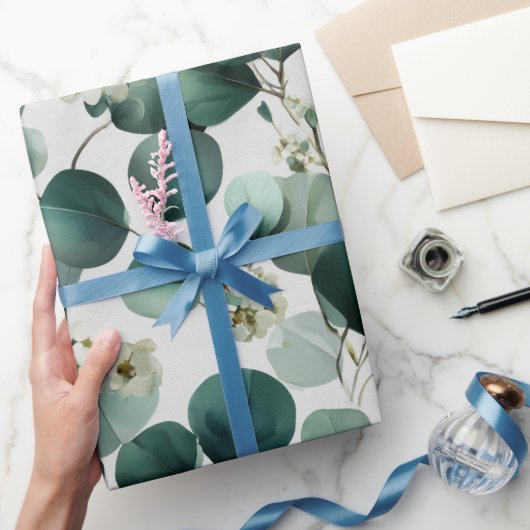 Botanisch groen Eucalyptus Wit bloempatroon Cadeaupapier (Geschenken)