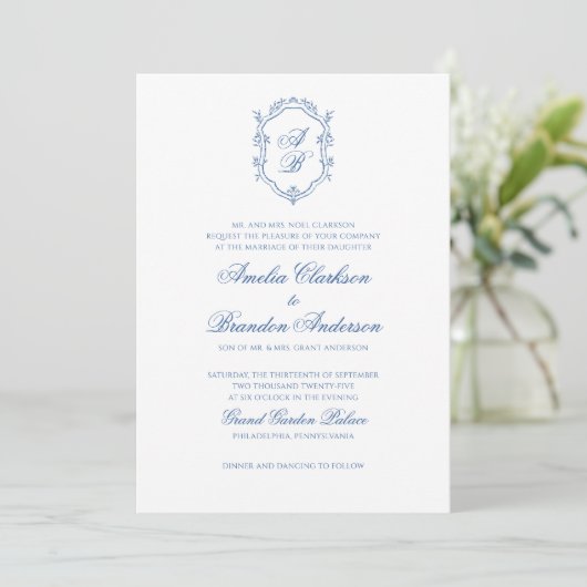 Botanisch Zee Blauw Monogram Crest & Script Weddin Kaart (Staand voorkant)
