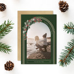 Botanische Arch Modern Foto Kerstmis Feestdagenkaart<br><div class="desc">Moderne foto kerstkaart. Het bekrompen boogontwerp is voorzien van een bleke gouden boogregenboog die uw foto samenstelt. Met een waterverf winterkleefblad op een donkergroene achtergrond. Eenvoudig aan te passen met jouw tekst en foto</div>