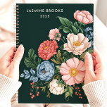 Botanische Bloemen Custom Name Planner<br><div class="desc">Dit verbluffende ontwerp is voorzien van een -geïnspireerde botanische opstelling met levendige bloemen in tinten roze, blauw en crème tegen een rijke groene achtergrond. Gepersonaliseerd met een aangepaste naam en het jaar 2025, het brengt tijdloze elegantie aan de dagelijkse organisatie. Ideaal voor liefhebbers van natuur, tuiniers of iedereen die klassieke...</div>