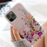 botanische bloemen wild bloemen chic monogram Case-Mate iPhone 14 pro max hoesje<br><div class="desc">botanische bloemen,  wilde bloemen,  koken een monogram met roze,  blauwe,  paarse en groene bloemen,  bouquet.</div>