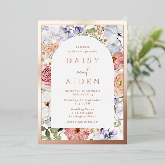 Botanische Bloemenboog Bruiloft Roos Goud Folie Uitnodiging (Staand Voorkant)