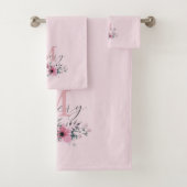 Botanische chique roze waterverf floraal monogram bad handdoek (Insitu)
