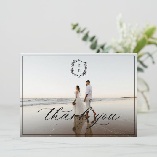 Botanische Crest Monogram Weddenfoto Bedankkaart (Staand voorkant)