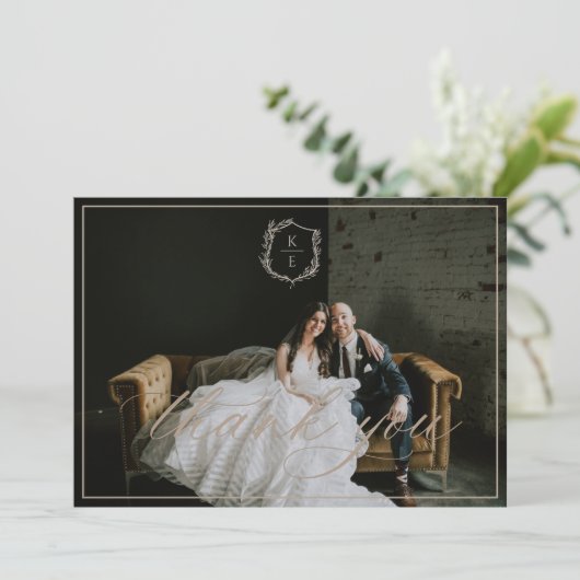 Botanische Crest Monogram Weddenfoto Bedankkaart (Staand voorkant)