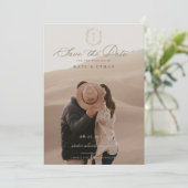 Botanische Crest Monogram Weddenfoto Save The Date (Staand voorkant)