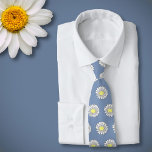 Botanische Daisy Pastel Bloem Blauw Stropdas<br><div class="desc">Een blauwe stropdas met een bloemmotief van botanische madeliefjes in pastelkleuren (Leucanthemum vulgare): een ideaal cadeau voor een liefhebber van bloemen. Daisy is de aprilbloem en is symbolisch voor vriendelijkheid,  puurheid,  onschuld,  vreugde en vrolijkheid.</div>