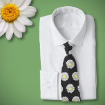 Botanische Daisy Pastel Bloem Zwart Stropdas<br><div class="desc">Een zwarte stropdas met een bloemmotief van botanische madeliefjes in pastelkleuren (Leucanthemum vulgare): een perfect cadeau voor een liefhebber van bloemen. Daisy is de aprilbloem en is symbolisch voor vriendelijkheid,  puurheid,  onschuld,  vreugde en vrolijkheid.</div>