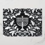 Botanische elegante zilveren menorah Hannukah Folie Feestdagenkaart<br><div class="desc">Een elegant en tijdloos ontwerp met een verfijnde zilveren menorah,  gecentreerd in ingewikkelde,  door William Morris geïnspireerde bladeren. Uitgevoerd in rijke,  diepe marineblauwe en zachte zilveren tinten,  combineert dit kunstwerk klassieke joodse symboliek met historische botanische ornamenten voor een verfijndere,  erfstukwaardige esthetiek.</div>
