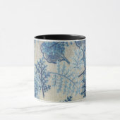 Botanische elegantie: Blauwe bladeren en bloemen Mok (Midden)