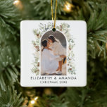 Botanische eucalyptus groen aangepaste kerst keramisch ornament<br><div class="desc">Verhoog uw vakantiedecor met ons "Botanical Eucalyptus Greenery Custom Christmas Ceramic Ornament". Geïnspireerd door de charme van cottagecore esthetiek, heeft dit ornament een botanische waterverf krans en een minimalistische gebladerte, waardoor tijdloze elegantie aan uw kerstboom wordt gebracht. U kunt het personaliseren met uw favoriete foto, waardoor het een gekoesterde aandenken...</div>