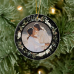 Botanische eucalyptus groen aangepaste kerst keramisch ornament<br><div class="desc">Creëer een betoverende en gepersonaliseerde vakantiesfeer met onze "Botanical Eucalyptus Greenery Custom Christmas Ceramic Ornament." Dit ornament vangt de essentie van cottagecore met zijn ingewikkelde eucalyptusgroen en botanische waterverf krans. De minimale gebladerte krans voegt een natuurlijke en aardse touch toe aan uw kerstdecor. Met de optie om een gekoesterde familiefoto...</div>