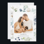 Botanische foto van Joyful Arctic Winter Feestdagenkaart<br><div class="desc">Joyful Arctic Winter botanical,  multi-fotorakaart. Kaart,  elegante waterverf lijsten winterbessen,  katoen,  bladeren en dikke darm met een zwarte achtergrond en tekst. Enige foto op voorzijde en twee foto's op achterzijde.</div>