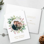 Botanische Greenery-kerstgoudfoto Feestdagen Kaart<br><div class="desc">Deze foto kerst | Vakantiegrande kaartkenmerken geschilderd waterverf eucalyptus,  groene bladeren,  rode bessen,  dennentakken en een lijst met een faux goudcirkel met optionele tekst binnenin | Voor meer geavanceerde aanpassing van dit ontwerp,  te klikken gelieve de "pas verder"verbinding aan. Overeenkomende objecten zijn ook beschikbaar.</div>