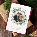 Botanische Greenery-kerstgoudfoto Feestdagenkaart<br><div class="desc">Deze foto kerst | Vakantiekaartkenmerken van geschilde waterverf eucalyptus,  groene bladeren,  rode bessen,  pijnboomtakken en een lijst van de faux goudcirkel met optionele tekst op de achterzijde | Voor meer geavanceerde aanpassing van dit ontwerp,  te klikken gelieve de "pas verder"verbinding aan. Overeenkomende objecten zijn ook beschikbaar.</div>
