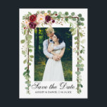 Botanische groene Bourgogne Floral bespaart de dat Aankondigingskaart<br><div class="desc">Modern Elegant,  Botanisch Groen Eucalyptusbladeren,  Waterverf Burgundy Floral,  Hout Lijst,  sparen de Datum Verloving Foto Briefkaart</div>