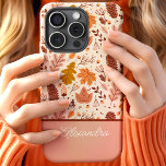 Botanische Herfst Bloemen bladeren Script naam iPhone 15 Case<br><div class="desc">Omarm de schoonheid van de herfst met dit charmante ontwerp met een patroon van botanische herfstbladeren en bloemblaadjes. De warme tinten van sinaasappel, bruin en beige creëer hebben een gezellige en seizoensgebonden uitstraling, ideaal voor herfst liefhebbers. Het scriptnaamelement voegt een gepersonaliseerde en elegante touch toe, waardoor dit ontwerp zowel stijlvol...</div>