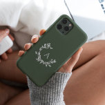 Botanische Initiaal Groen Case-Mate iPhone 14 Pro Hoesje<br><div class="desc">Met de hand getrokken krescerende poot van bladeren en lauweren omringt uw monogram of initiaal. De minimale florale illustratie is perfect voor een plattelands- of boerderijgevoel. Klik de aanpassingsknoop om de achtergrondkleur te veranderen of meer tekst toe te voegen.</div>