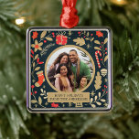 Botanische Kerst Familie Foto Ornament<br><div class="desc">Voeg een vleugje  charme toe aan uw kerstboom met dit gepersonaliseerde familiefoto-ornament. Met een botanisch vakantieontwerp met feestelijk groen,  snoepstokken en geschenken,  is deze aandenken een perfect geschenk voor familie-erfstuk. Pas aan met uw foto en familienaam voor een tijdloze vakantieschat</div>