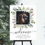 Botanische kerstbruiloft Welkom Foto groen Poster<br><div class="desc">Dit welkomstbord van de fotobruiloft bevat geschilderde waterverf eucalyptusgroen,  groene bladeren,  rode bessen,  pijnboomtakken met een groen vierkant lijst. Voor meer geavanceerde aanpassingen van dit ontwerp,  gelieve te klikken "aanpassen verder"verbinding. Overeenkomende objecten zijn ook beschikbaar.</div>