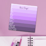 Botanische Paarse gestreept gradiënt Vergeet niet Post-it® Notes<br><div class="desc">Volg al je belangrijke taken met deze leuke persoonlijke post-it notities. Het ontwerp is voorzien van met de hand getrokken botanische elementen in wit op een horizontale streep in verschillende schoppen van paars. De tekst kan volledig worden aangepast.</div>