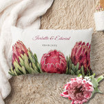 Botanische Proteas Bloemenkussen van het paar Kussen<br><div class="desc">Botanische Proteas Floral bruids paar huwelijksceremonie knielende kussen.</div>