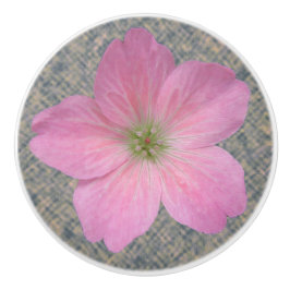 Botanische roze geranium bloem op elke kleur keramische knop