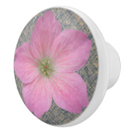 Botanische roze geranium bloem op elke kleur keramische knop