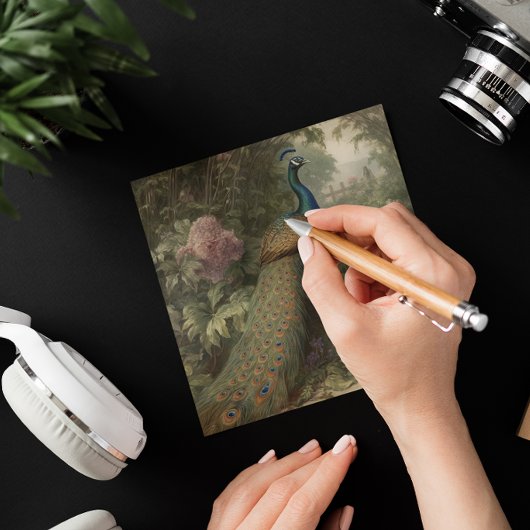 Botanische scène van pauw in een Engelse tuin Feestdagenkaart