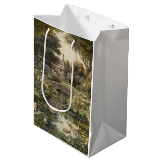 Botanische scène van zwanen in een Engelse tuin Medium Cadeauzakje (Voorkant Gekanteld)
