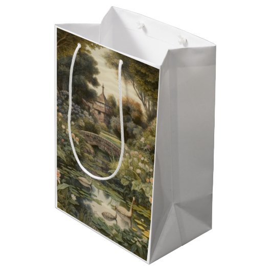 Botanische scène van zwanen in een Engelse tuin Medium Cadeauzakje (Achterkant Gekanteld)