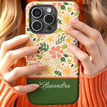 Botanische Schattigee bloemenpatroon Script naam iPhone 15 Case<br><div class="desc">Verhelder uw accessoires met dit prachtige ontwerp met een levendig patroon van botanische bloemen. De vrolijke mix van bloemen en bladeren in warme tinten creëer heeft een charmante en speelse uitstraling. Het scriptnaamelement voegt een gepersonaliseerde en elegante touch toe, waardoor dit ontwerp zowel uniek als stijlvol is. Ideaal voor liefhebbers...</div>