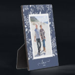 Botanische stoffen op blauwe haarschaal Foto zonde Fotoplaat<br><div class="desc">De plaatjes van de tablet voorzien van een ingebouwde paling zijn voorzien van uw favoriete foto, omringd door een prachtige rand van witte bladeren, stippen en bessen op een denim blauwe achtergrond. VERANDERT de achtergrondkleur om uw foto AAN TE PASSEN. VERANDEREN de LOVE tekst in om het even wat -...</div>