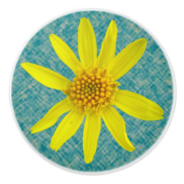 Botanische verse gele bloem op elke kleur keramische knop