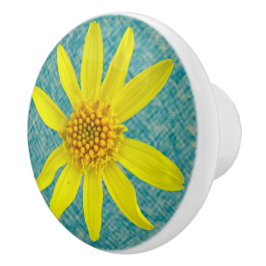 Botanische verse gele bloem op elke kleur keramische knop