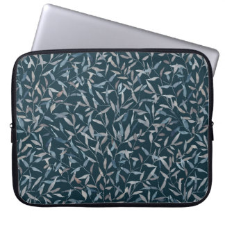 Botanische waterverf grijsblauwe bladeren op donke laptop sleeve