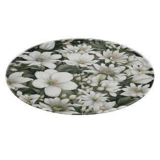 Botanische witte bloemen op groene bladeren snijplank