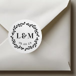 Botanische Wreath Wedding Monogram Ronde Sticker<br><div class="desc">Eigen trouwstickers/etiketten met koppels/bruiden en bruinkoolmonogram en huwelijksdatum omringd in een bijtende botanische kreet. Ideaal voor het toevoegen van een aanraking van stijl aan trouwenveloppen,  kaarten,  gunsten en nog veel meer.</div>
