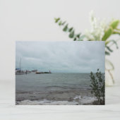 Boten en vuurtoren op oceaan landschap foto feestdagenkaart (Staand voorkant)