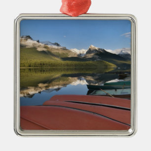 Boten geparkeerd aan de oever van Maligne Lake, Metalen Ornament