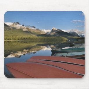 Boten geparkeerd aan de oever van Maligne Lake, Muismat