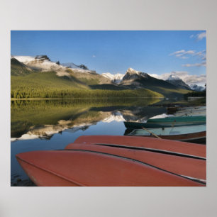 Boten geparkeerd aan de oever van Maligne Lake, Poster