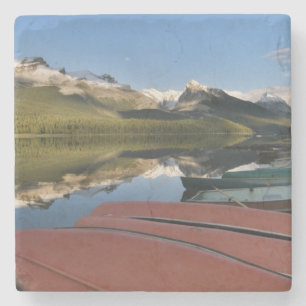 Boten geparkeerd aan de oever van Maligne Lake, Stenen Onderzetter