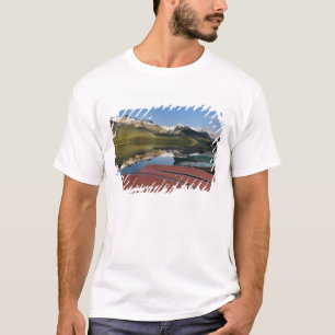 Boten geparkeerd aan de oever van Maligne Lake, T-shirt