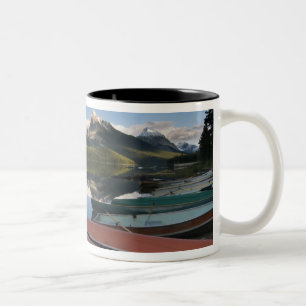Boten geparkeerd aan de oever van Maligne Lake, Tweekleurige Koffiemok