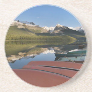 Boten geparkeerd aan de oever van Maligne Lake, Zandsteen Onderzetter
