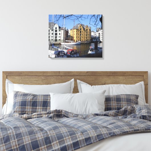Boten in Alesund Noorwegen Canvas Afdruk (Insitu (Slaapkamer))